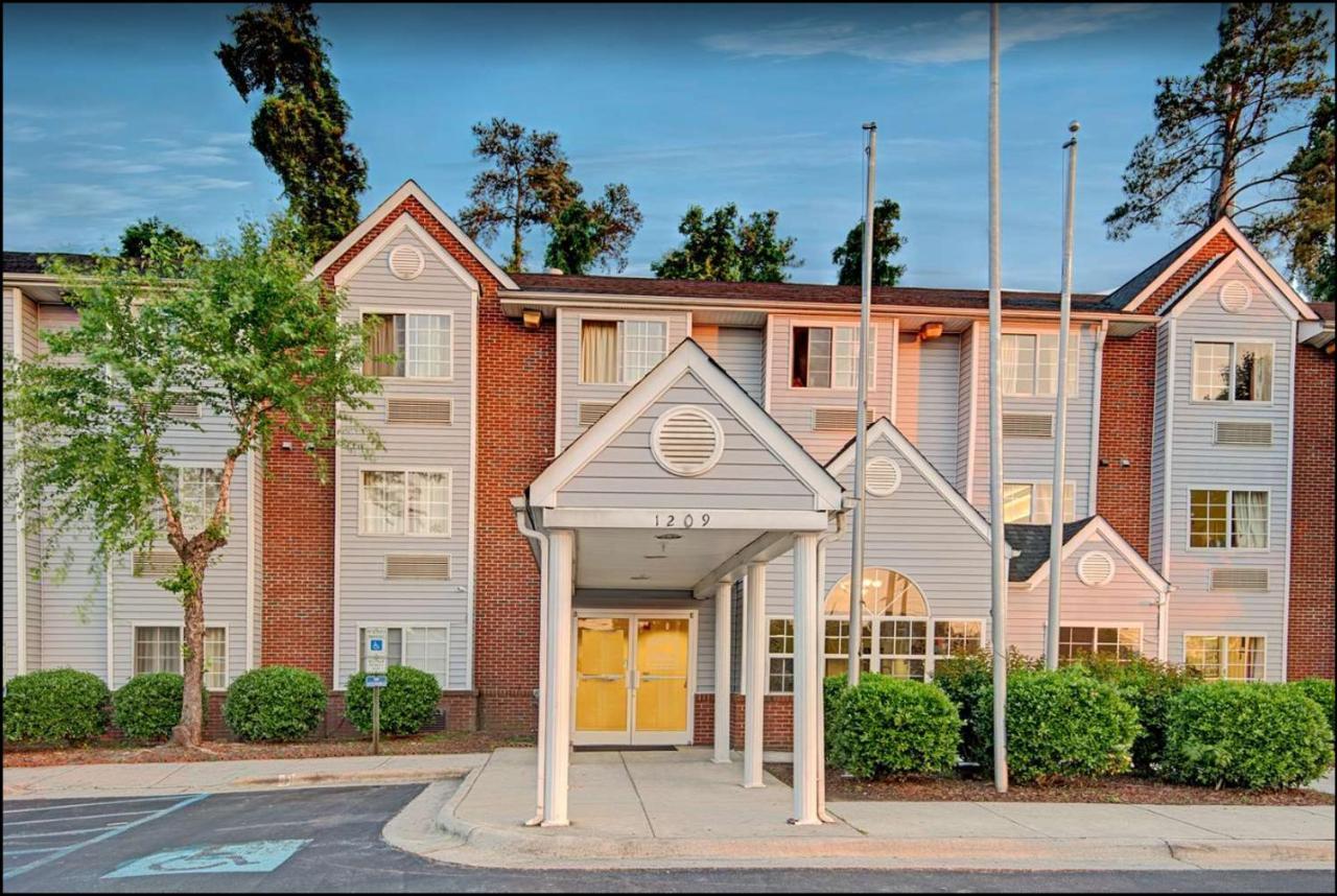 Travelers Inn And Suites Роли Экстерьер фото