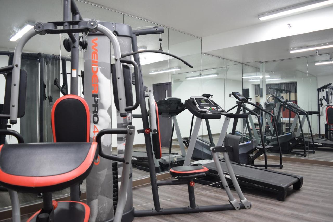 Travelers Inn And Suites Роли Экстерьер фото