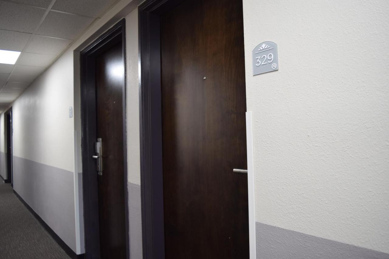 Travelers Inn And Suites Роли Экстерьер фото