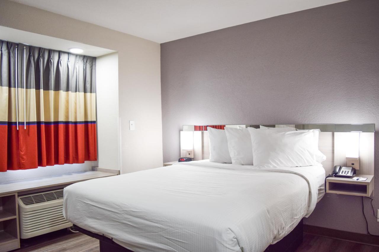 Travelers Inn And Suites Роли Экстерьер фото