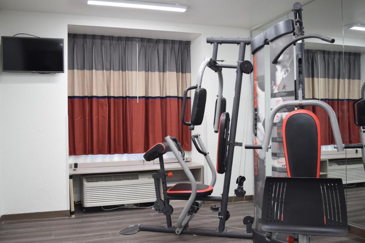 Travelers Inn And Suites Роли Экстерьер фото