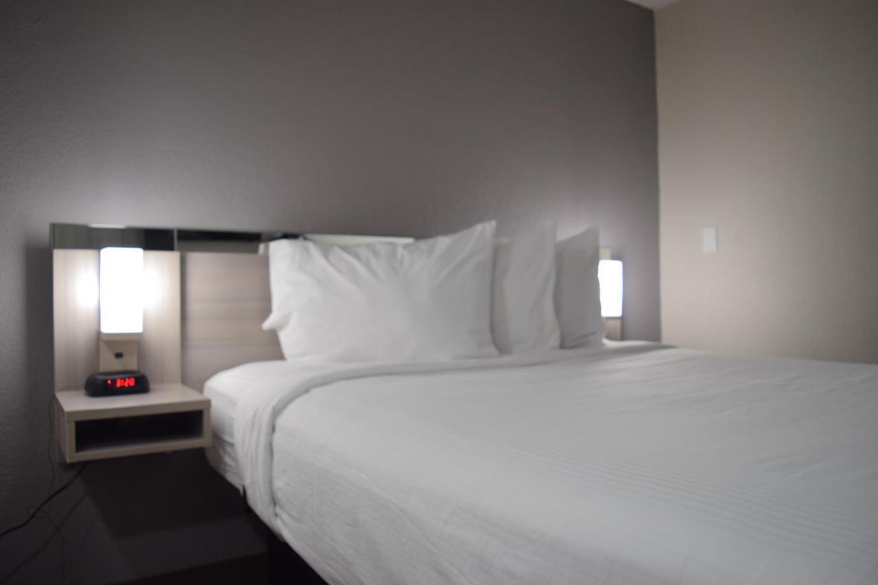 Travelers Inn And Suites Роли Экстерьер фото