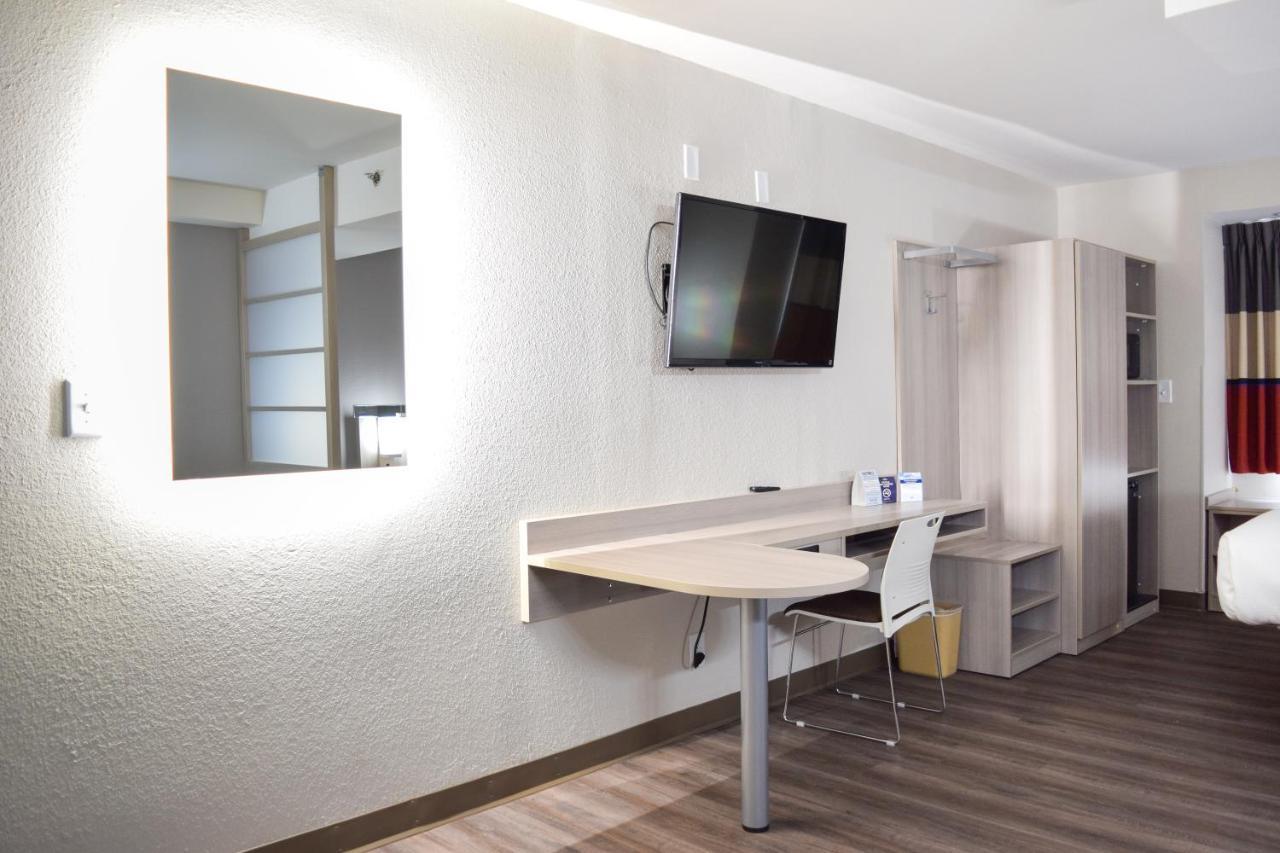 Travelers Inn And Suites Роли Экстерьер фото