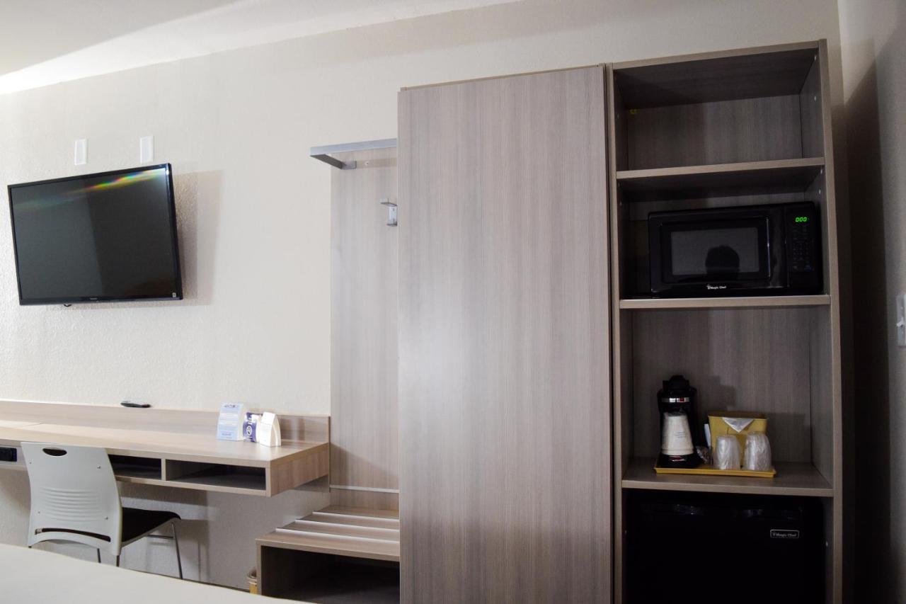 Travelers Inn And Suites Роли Экстерьер фото
