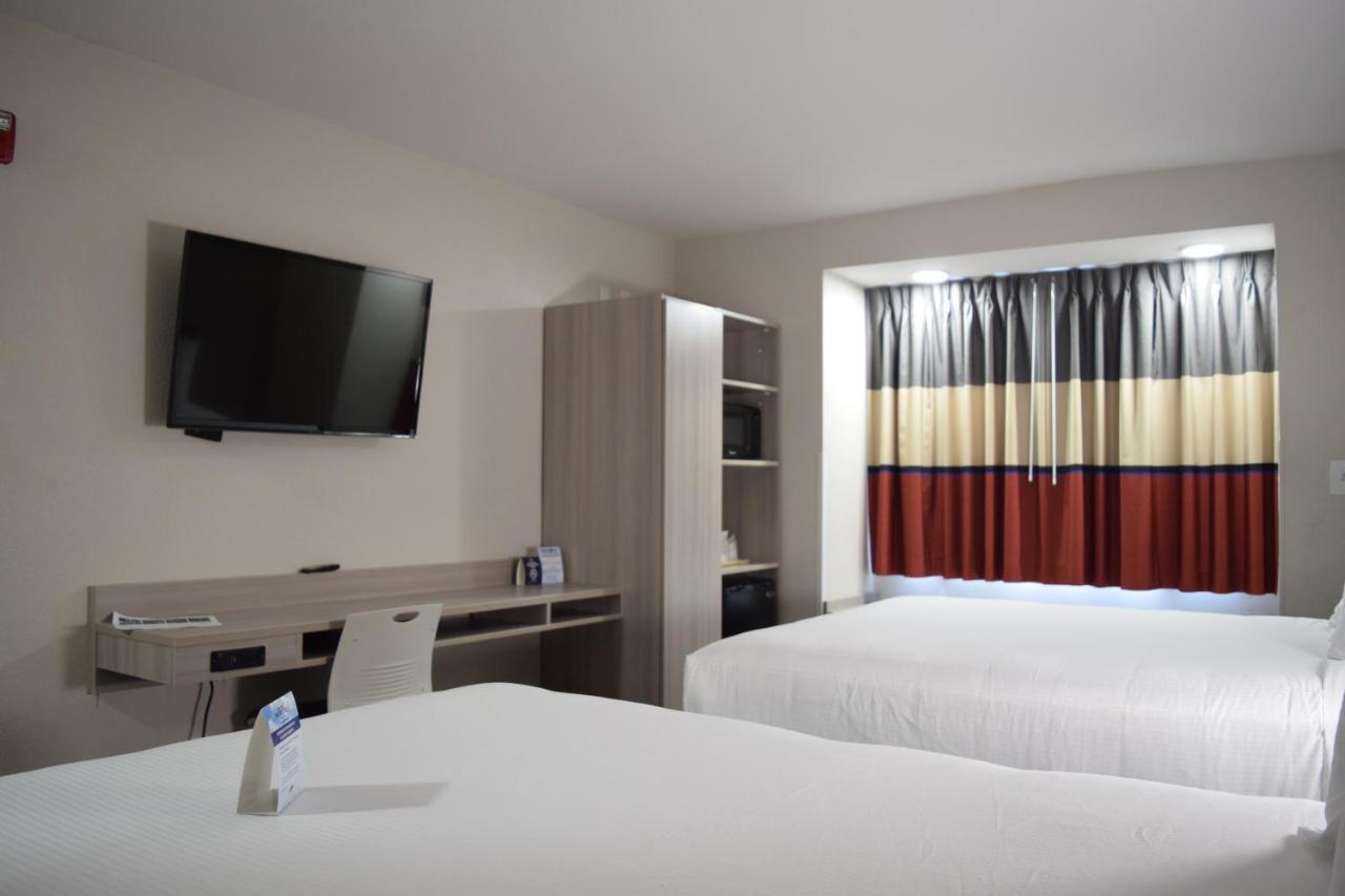 Travelers Inn And Suites Роли Экстерьер фото