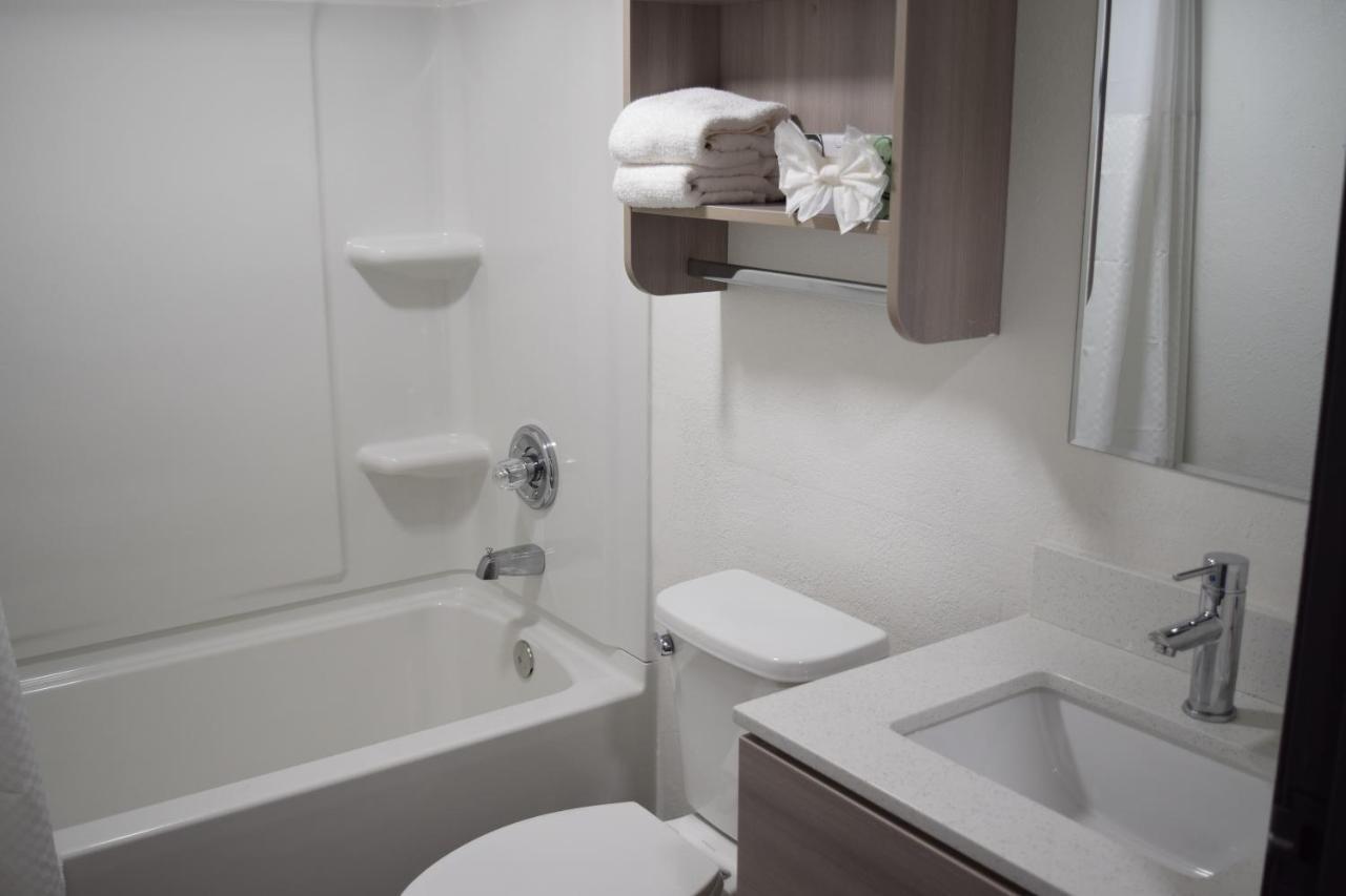 Travelers Inn And Suites Роли Экстерьер фото