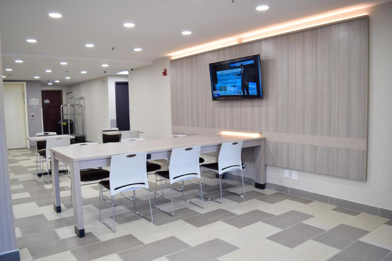 Travelers Inn And Suites Роли Экстерьер фото