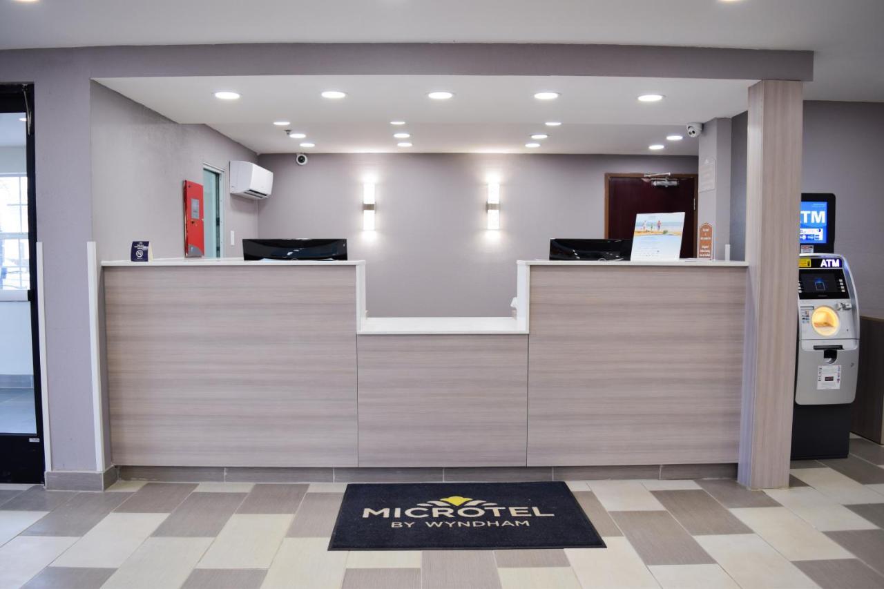 Travelers Inn And Suites Роли Экстерьер фото